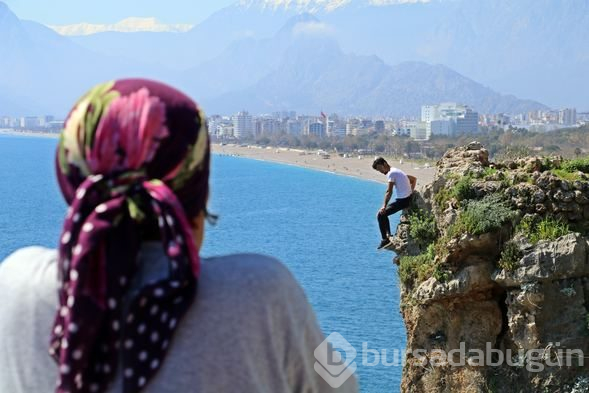 Yürekleri ağza getiren görüntü! Keyfinden yapmış
