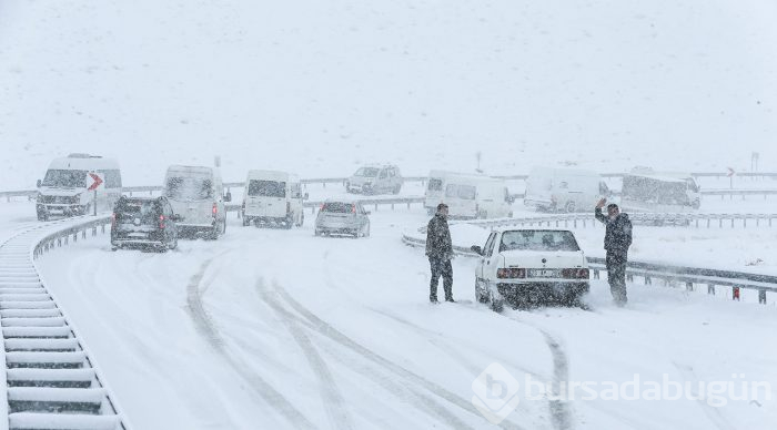 Kar ve tipi sürücülere zor anlar yaşattı
