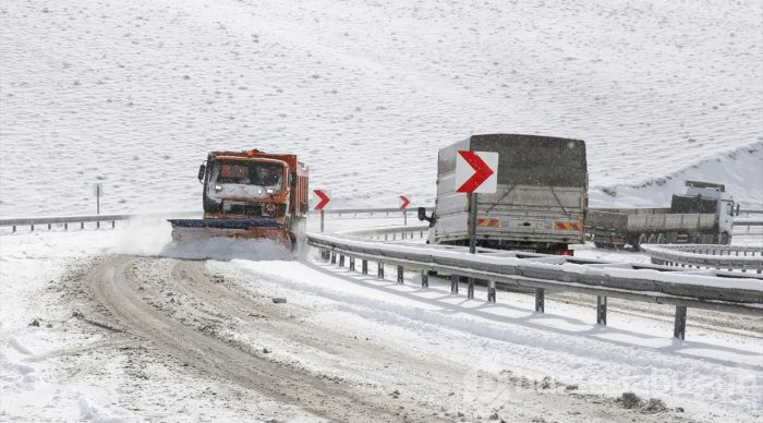 Kar ve tipi sürücülere zor anlar yaşattı
