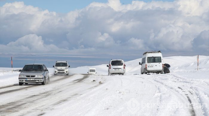 Kar ve tipi sürücülere zor anlar yaşattı
