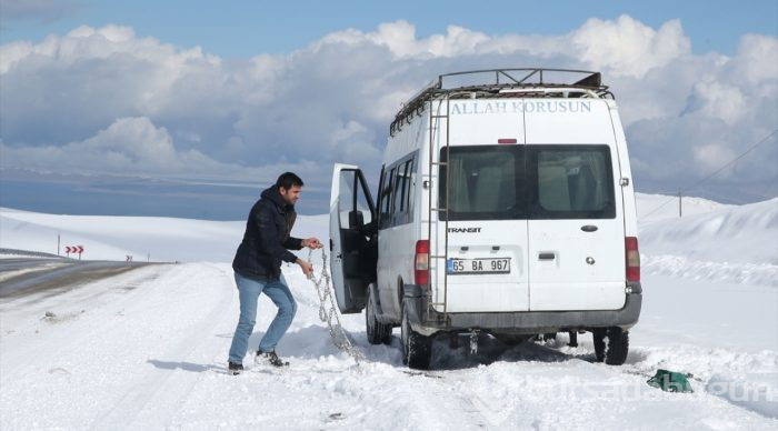 Kar ve tipi sürücülere zor anlar yaşattı
