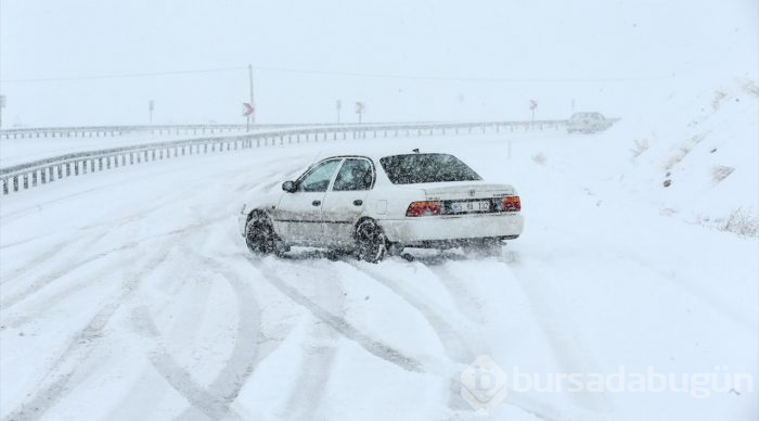 Kar ve tipi sürücülere zor anlar yaşattı
