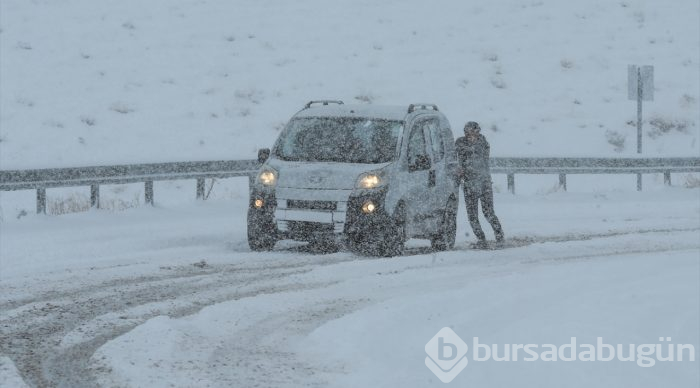 Kar ve tipi sürücülere zor anlar yaşattı
