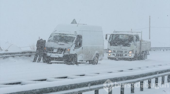 Kar ve tipi sürücülere zor anlar yaşattı
