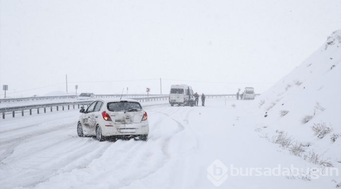 Kar ve tipi sürücülere zor anlar yaşattı
