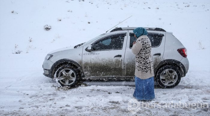 Kar ve tipi sürücülere zor anlar yaşattı
