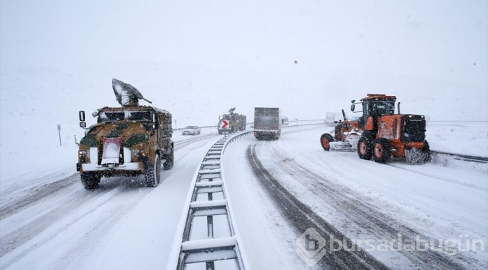 Kar ve tipi sürücülere zor anlar yaşattı
