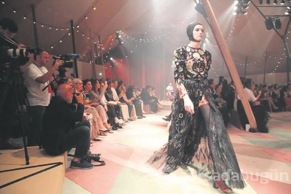Meryem Uzerli, Dior'un defilesine katılım için 150 bin doları cebe indirdi
