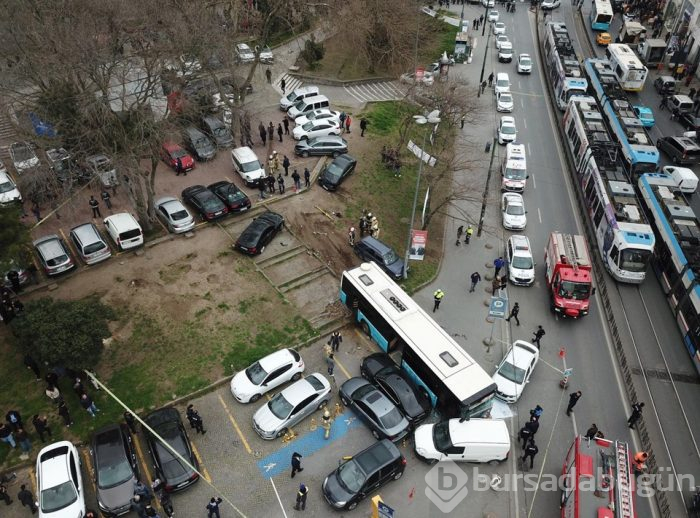 İstanbul Beyazıt'ta halk otobüsü yayalara çarptı