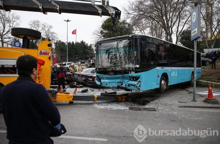 İstanbul Beyazıt'ta halk otobüsü yayalara çarptı