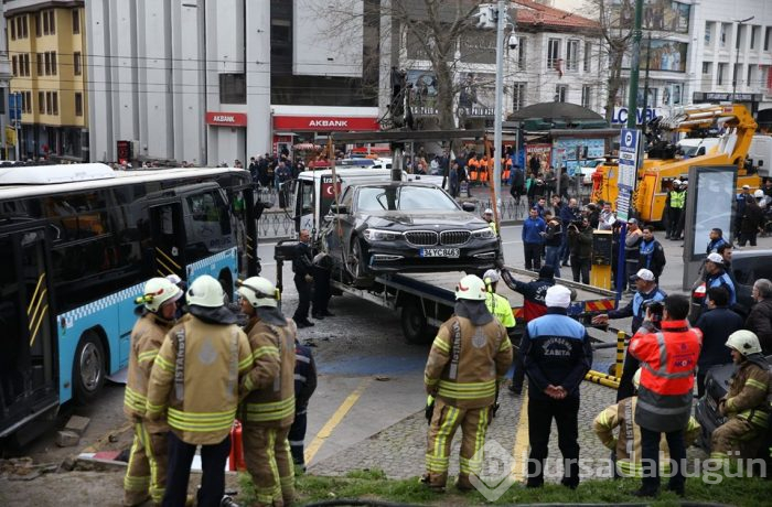 İstanbul Beyazıt'ta halk otobüsü yayalara çarptı