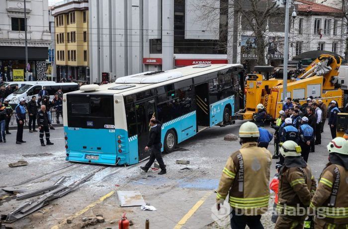 İstanbul Beyazıt'ta halk otobüsü yayalara çarptı