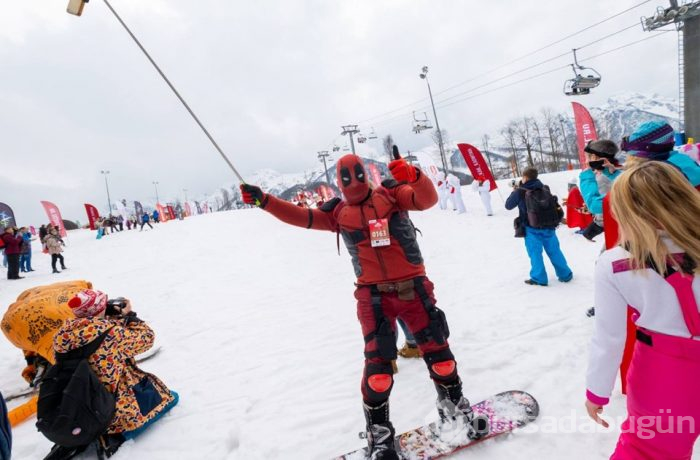 Yüzlerce insanın mayo ve bikini ile kayak yaptığı dağ festivali: Boogel Woogel Festivali
