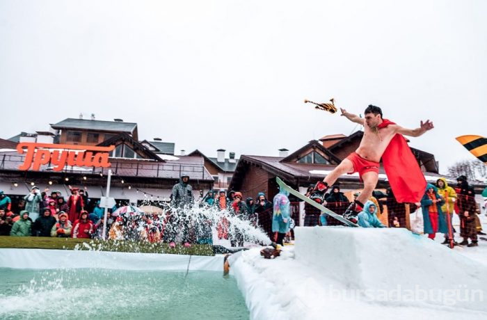 Yüzlerce insanın mayo ve bikini ile kayak yaptığı dağ festivali: Boogel Woogel Festivali
