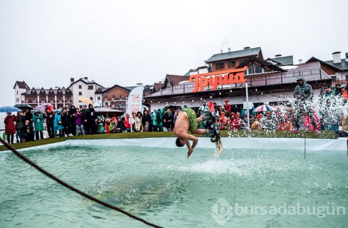 Yüzlerce insanın mayo ve bikini ile kayak yaptığı dağ festivali: Boogel Woogel Festivali