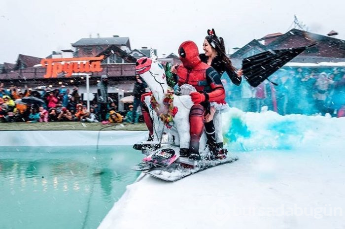 Yüzlerce insanın mayo ve bikini ile kayak yaptığı dağ festivali: Boogel Woogel Festivali