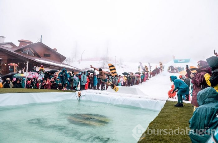 Yüzlerce insanın mayo ve bikini ile kayak yaptığı dağ festivali: Boogel Woogel Festivali