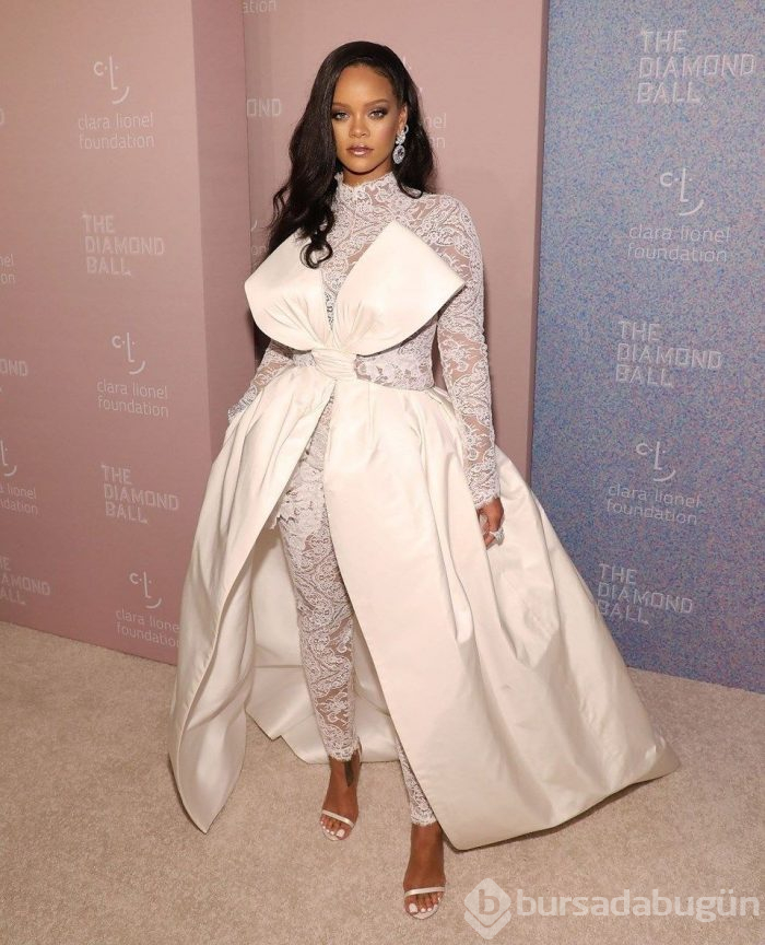 Rihanna kendi makyaj markası için poz verdi