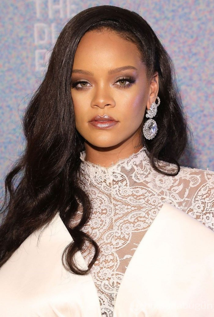 Rihanna kendi makyaj markası için poz verdi