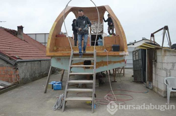 Milyonluk tekneyi iş yerinin çatısında yapıyor
