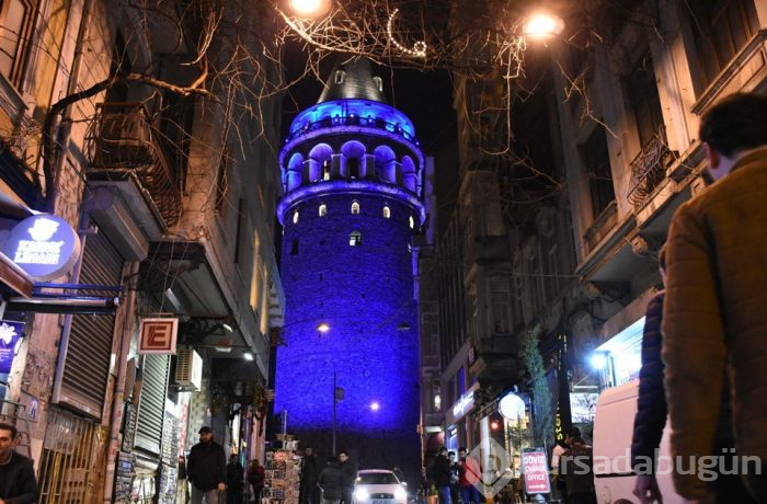 İstanbul'un simgeleri maviye büründü