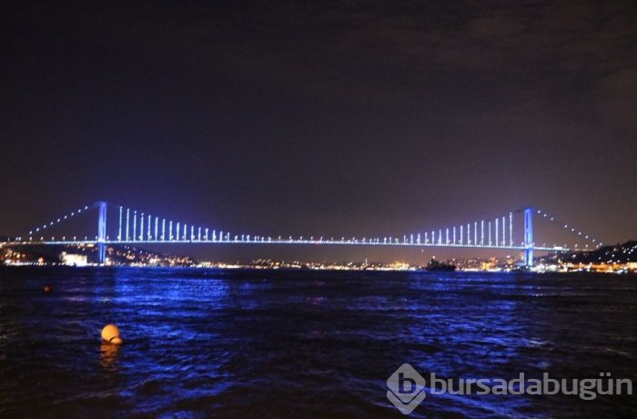 İstanbul'un simgeleri maviye büründü