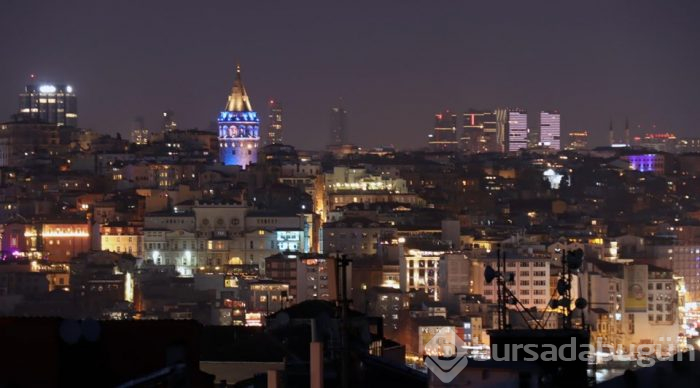 İstanbul'un simgeleri maviye büründü