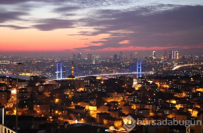 İstanbul'un simgeleri maviye büründü