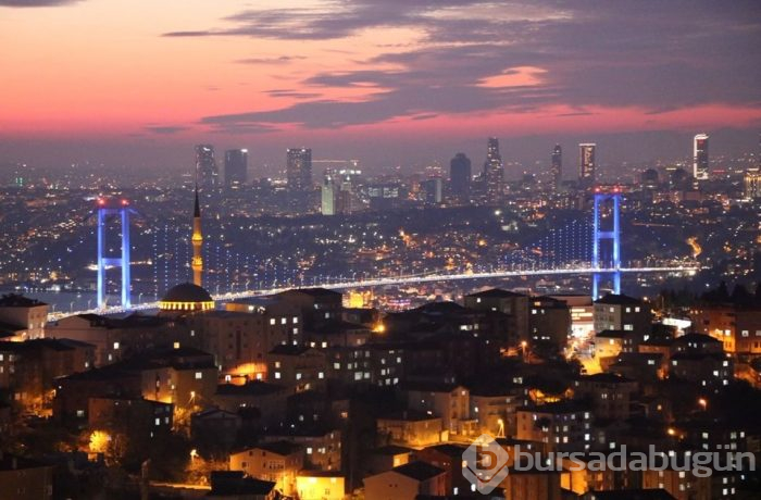 İstanbul'un simgeleri maviye büründü