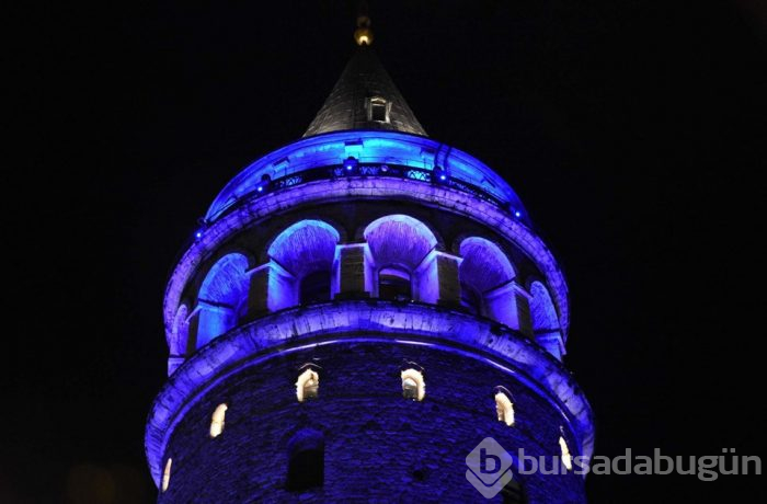 İstanbul'un simgeleri maviye büründü