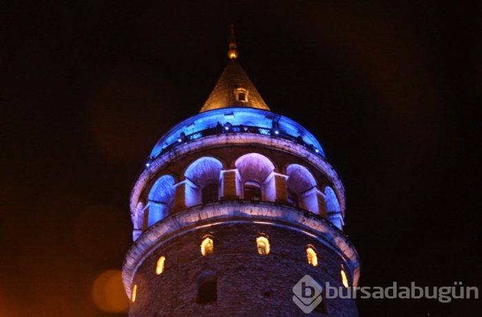 İstanbul'un simgeleri maviye büründü