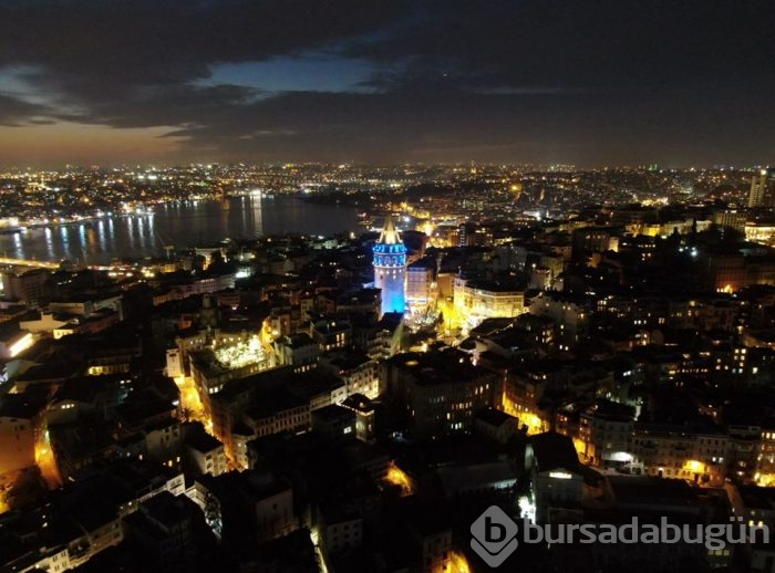 İstanbul'un simgeleri maviye büründü