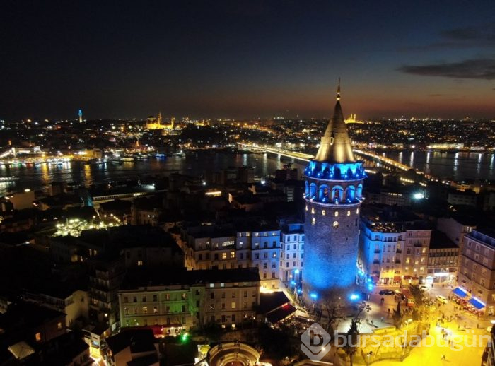 İstanbul'un simgeleri maviye büründü