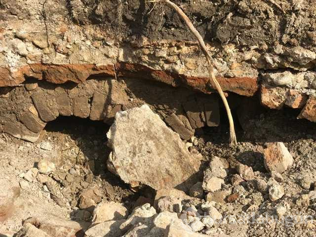 Kepçe ile tarla düzeltirken tarihi yapı buldu
