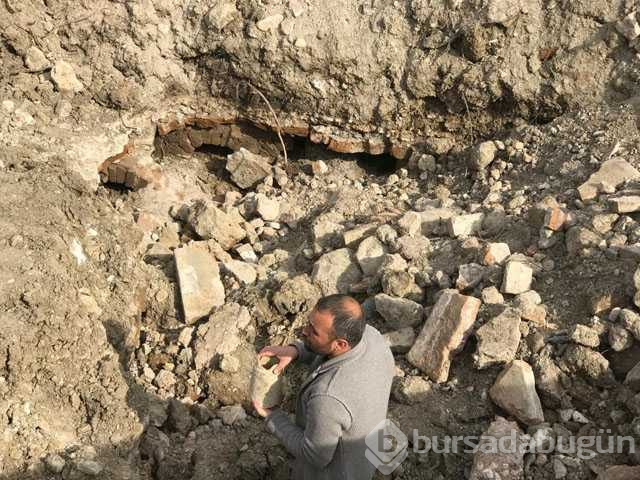 Kepçe ile tarla düzeltirken tarihi yapı buldu
