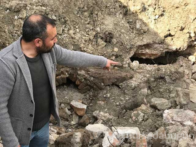 Kepçe ile tarla düzeltirken tarihi yapı buldu
