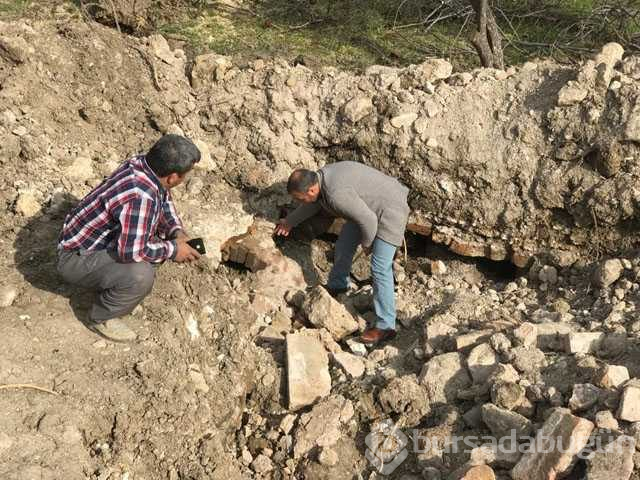 Kepçe ile tarla düzeltirken tarihi yapı buldu
