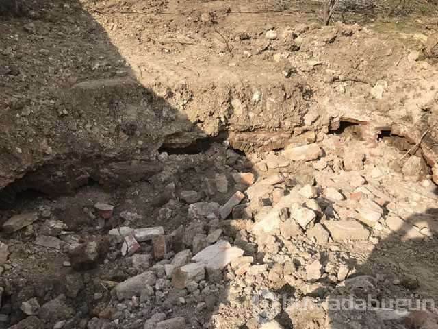 Kepçe ile tarla düzeltirken tarihi yapı buldu
