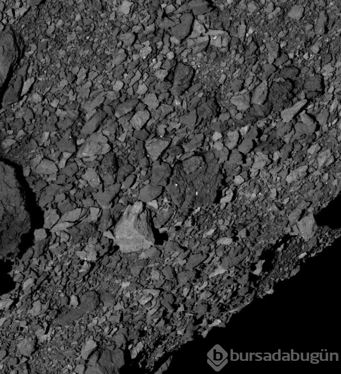 NASA'nın OSIRIS-REx uzay aracı Bennu isimli asteroidden yeni görüntüler gönderdi. Yeni görüntüler asteroidin uzaya parçacıklar saçtığını gösteriyor.
