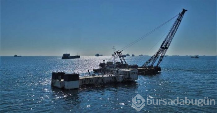 Zeytinburnu sahilindeki batık gemi için dev vinç kuruldu
