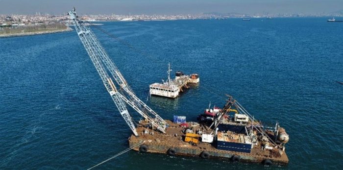 Zeytinburnu sahilindeki batık gemi için dev vinç kuruldu
