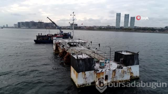 Zeytinburnu sahilindeki batık gemi için dev vinç kuruldu
