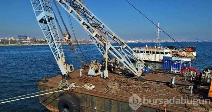 Zeytinburnu sahilindeki batık gemi için dev vinç kuruldu
