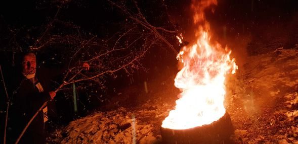 Don riskine karşı fındıklarını bahçelerde ateş yakarak koruyorlar

