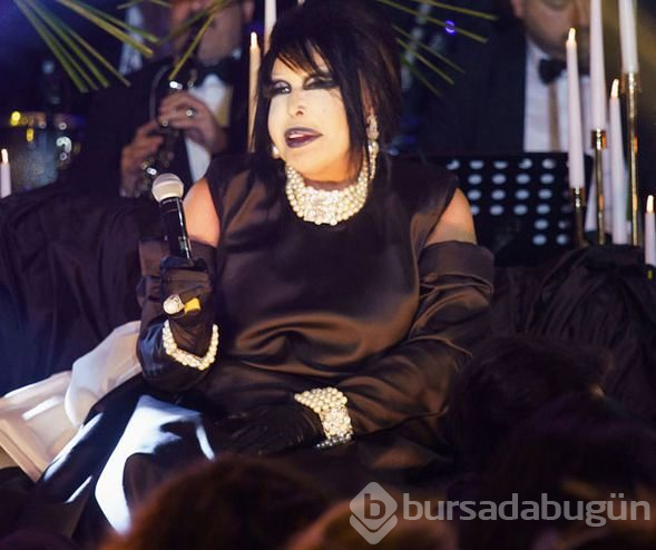 Bülent Ersoy, sahneye atlayan kadın hayranına mikrofonla vurdu
