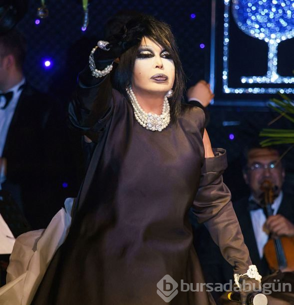 Bülent Ersoy, sahneye atlayan kadın hayranına mikrofonla vurdu
