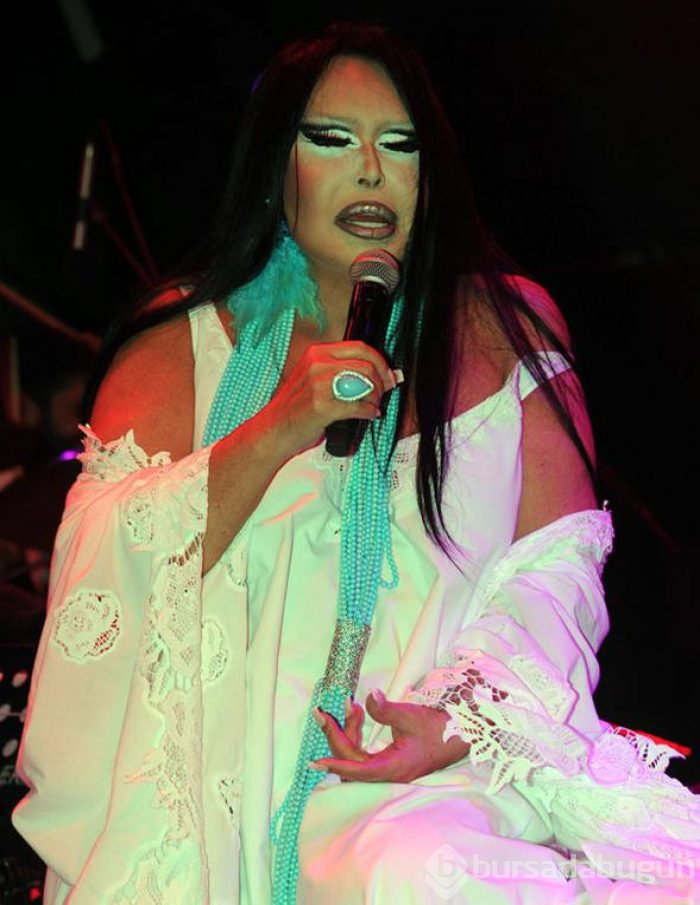 Bülent Ersoy, sahneye atlayan kadın hayranına mikrofonla vurdu
