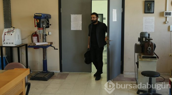 Tarihin önemli isimlerini değerli taşlara işliyor
