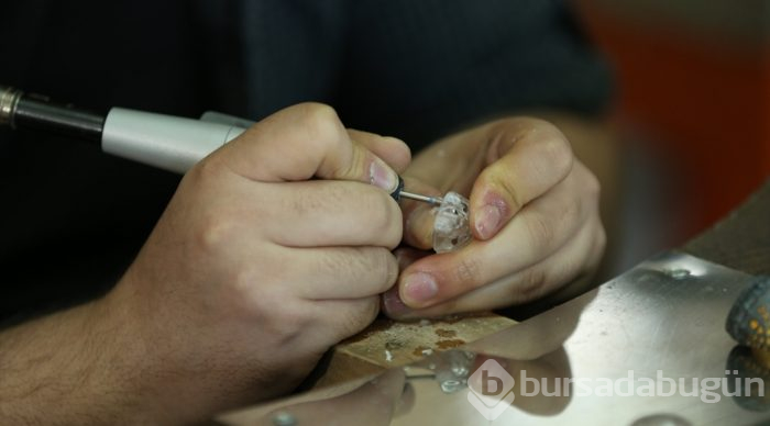 Tarihin önemli isimlerini değerli taşlara işliyor
