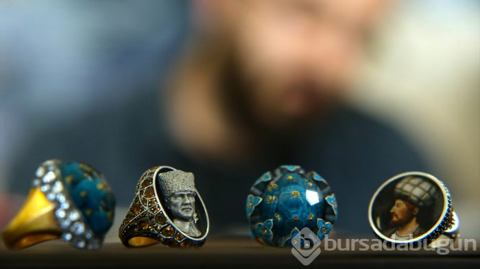Tarihin önemli isimlerini değerli taşlara işliyor
